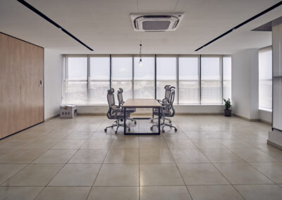 Image d'une salle de réunion vitré espacé