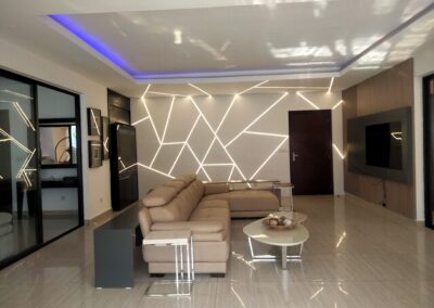 Image de la réalisation d'un salon avec décoration murale et faux plafond